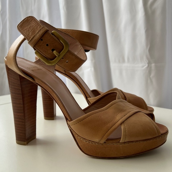 Stuart Weitzman - Picture 1 of 3